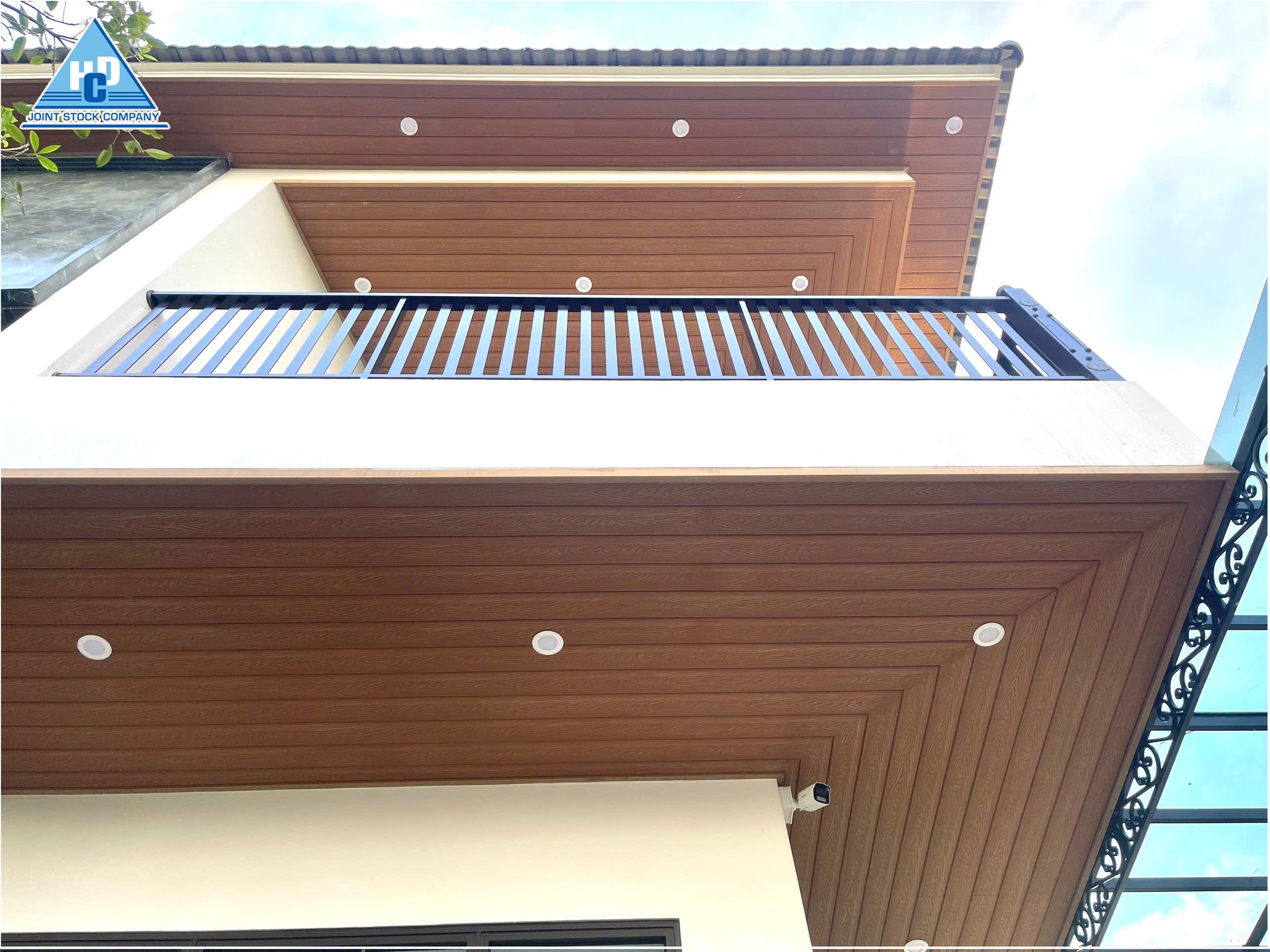 KHÔNG GIAN CHUẨN KIẾN TRÚC HIỆN ĐẠI VỚI TẤM ỐP GỖ NHỰA HCDWOOD